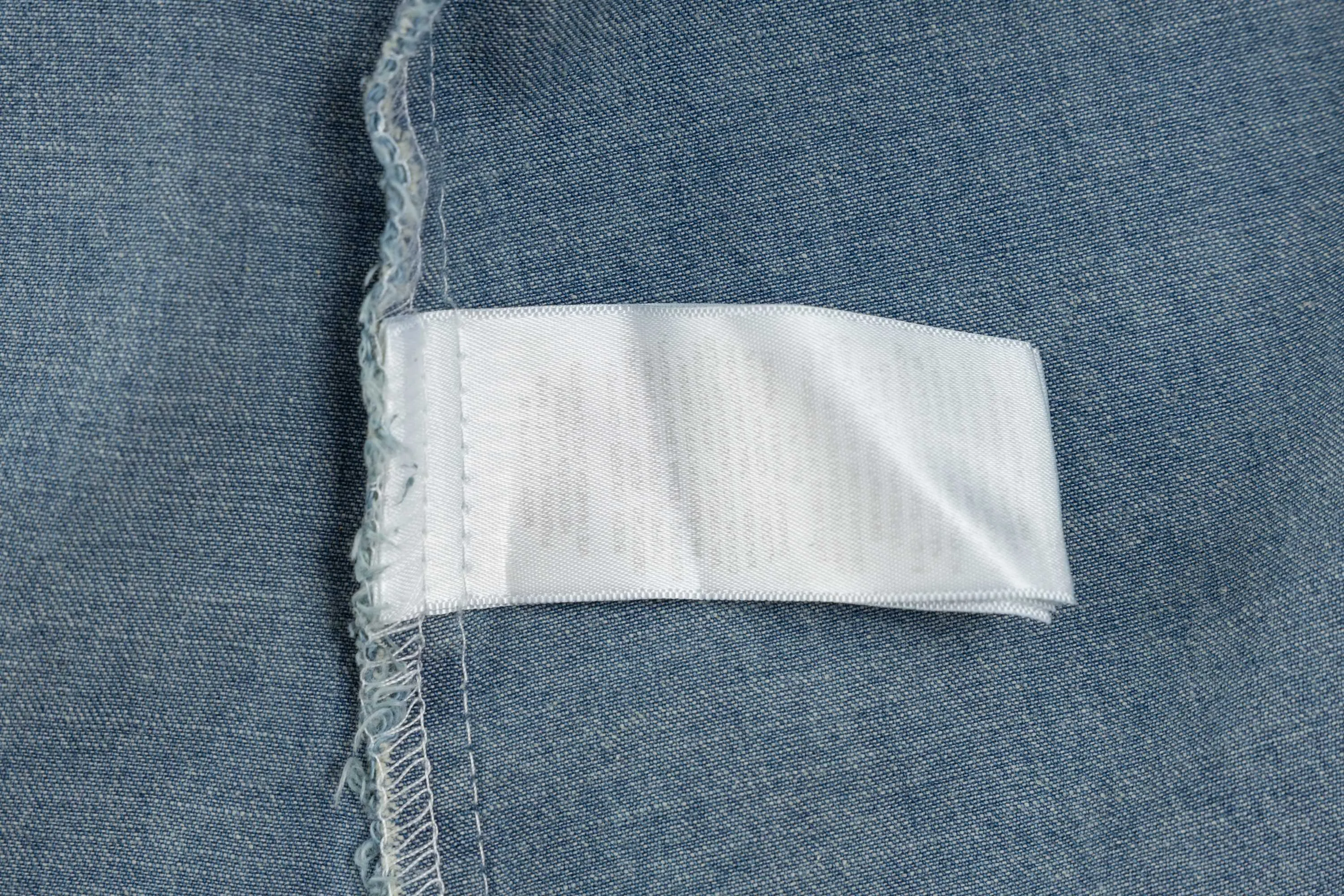 P230 model number SL298 Ralph Laure small label color block embroidered denim shirt. Same style for men and women. The details of the official website are the same. Full set of packaging. Complete with three labels. Moisture-proof paper. Difference in market currency. Feel free to compare. The fabric is made of cotton slub cotton fabric. Made of denim fabric. The denim fabric has been treated with a special process. The texture is soft but not stiff! The fabric is customized and dyed with ultra-high washing and tie-dye technology. The workmanship is complex and very high-quality fabrics. Precise and high-quality jacquard craftsmanship makes the fabrics become one! After washing, the upper body is soft and comfortable, extremely delicate, and feels solid, smooth and soft. The fabric has the characteristics of being wrinkle-free and has an invincible feel. Perfect details. Size: S-XL